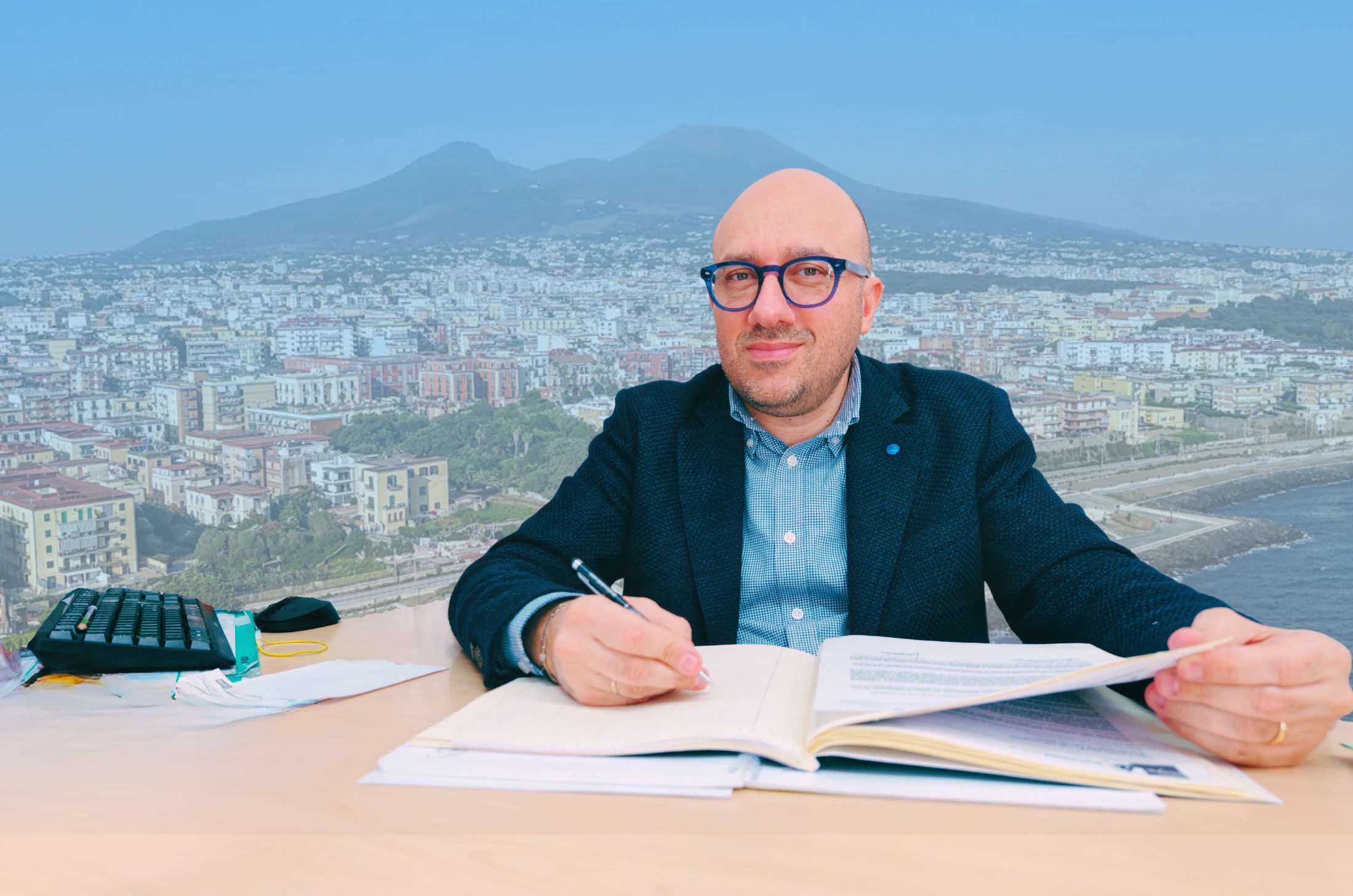 Pasquale Velotti alla scrivania con lo sfondo del Parco a Mare